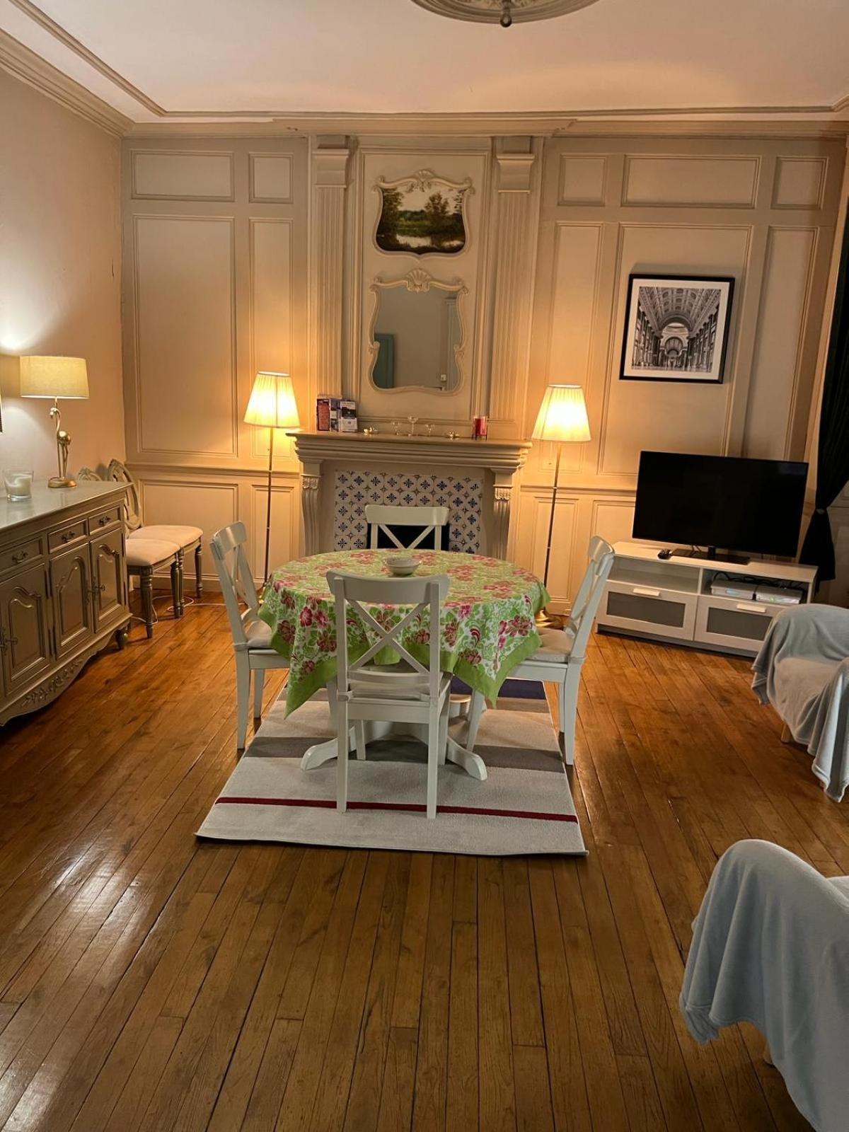 Eglantine Appartement Centre Historique De Dinan Esterno foto