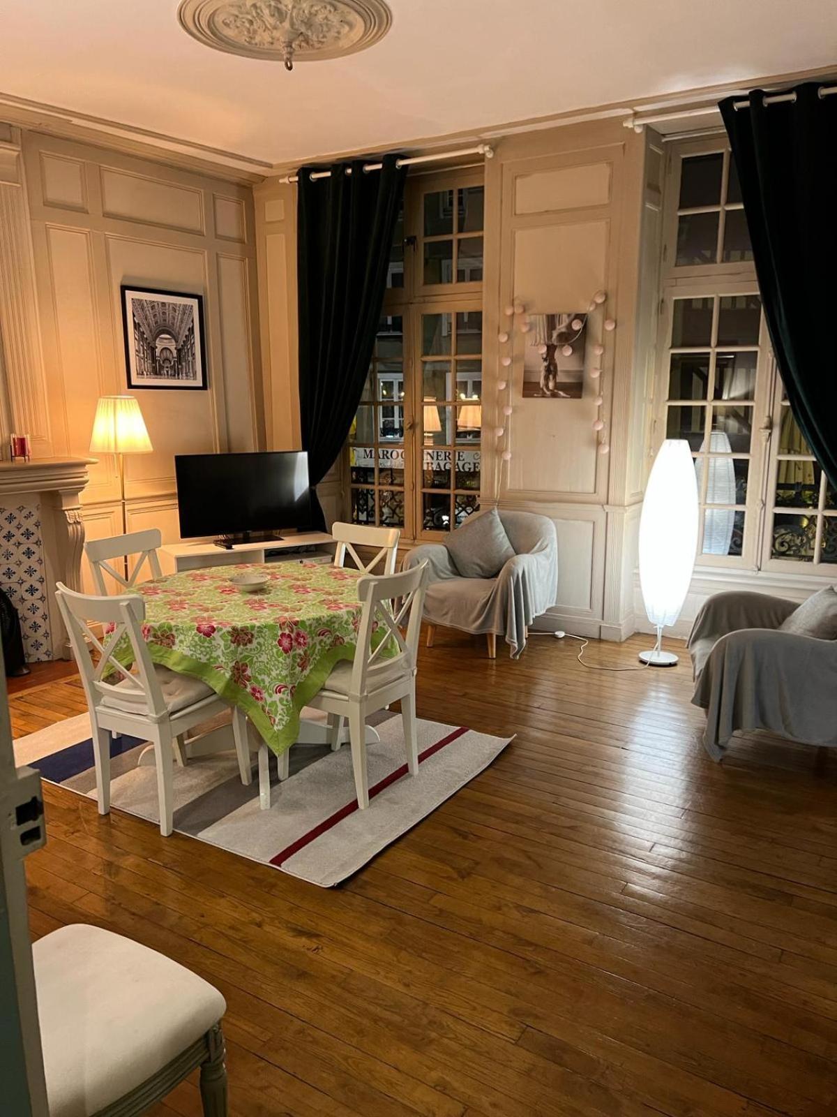 Eglantine Appartement Centre Historique De Dinan Esterno foto